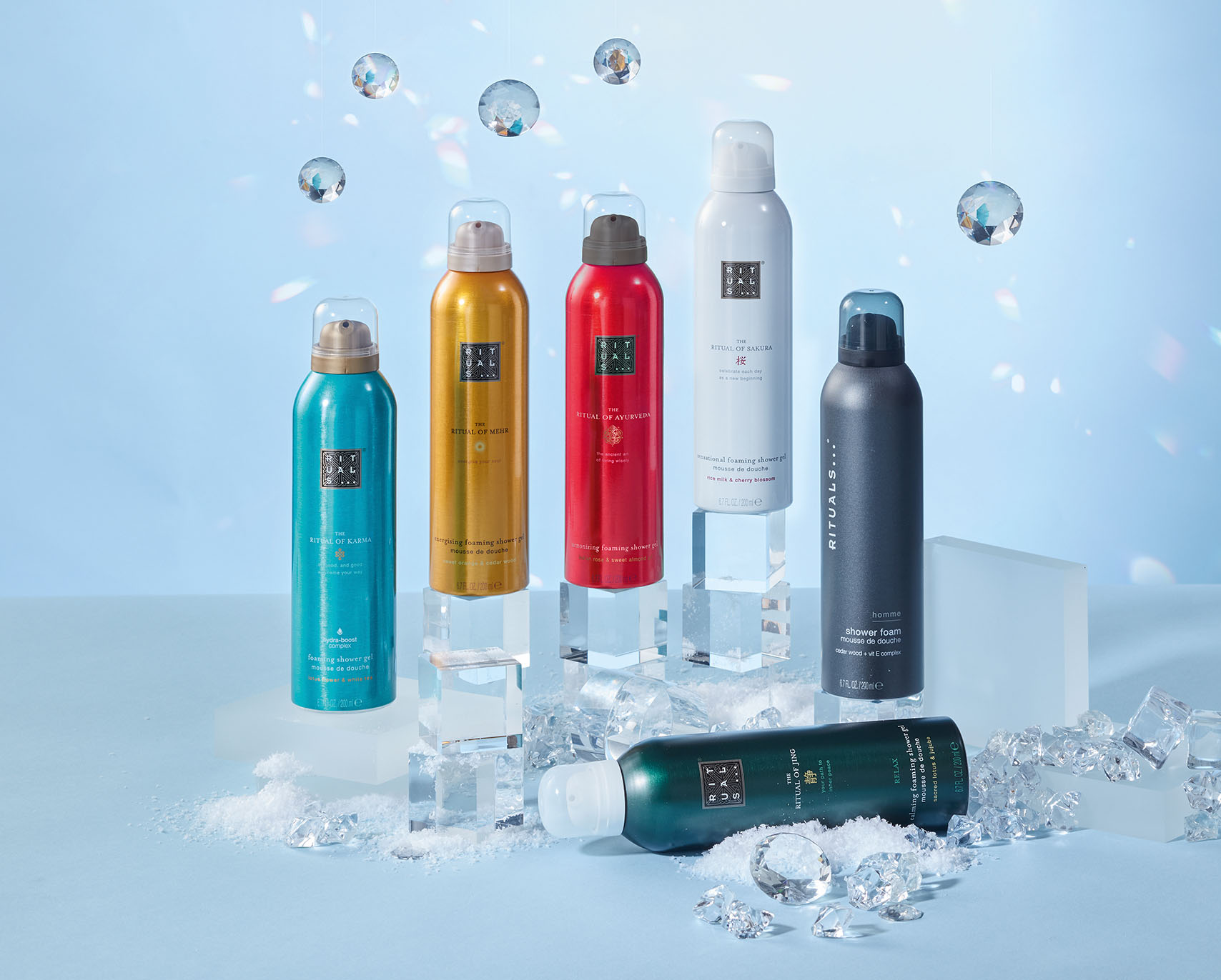 Verschiedene Rituals Duschschäume auf Schnee und Eiskristallen