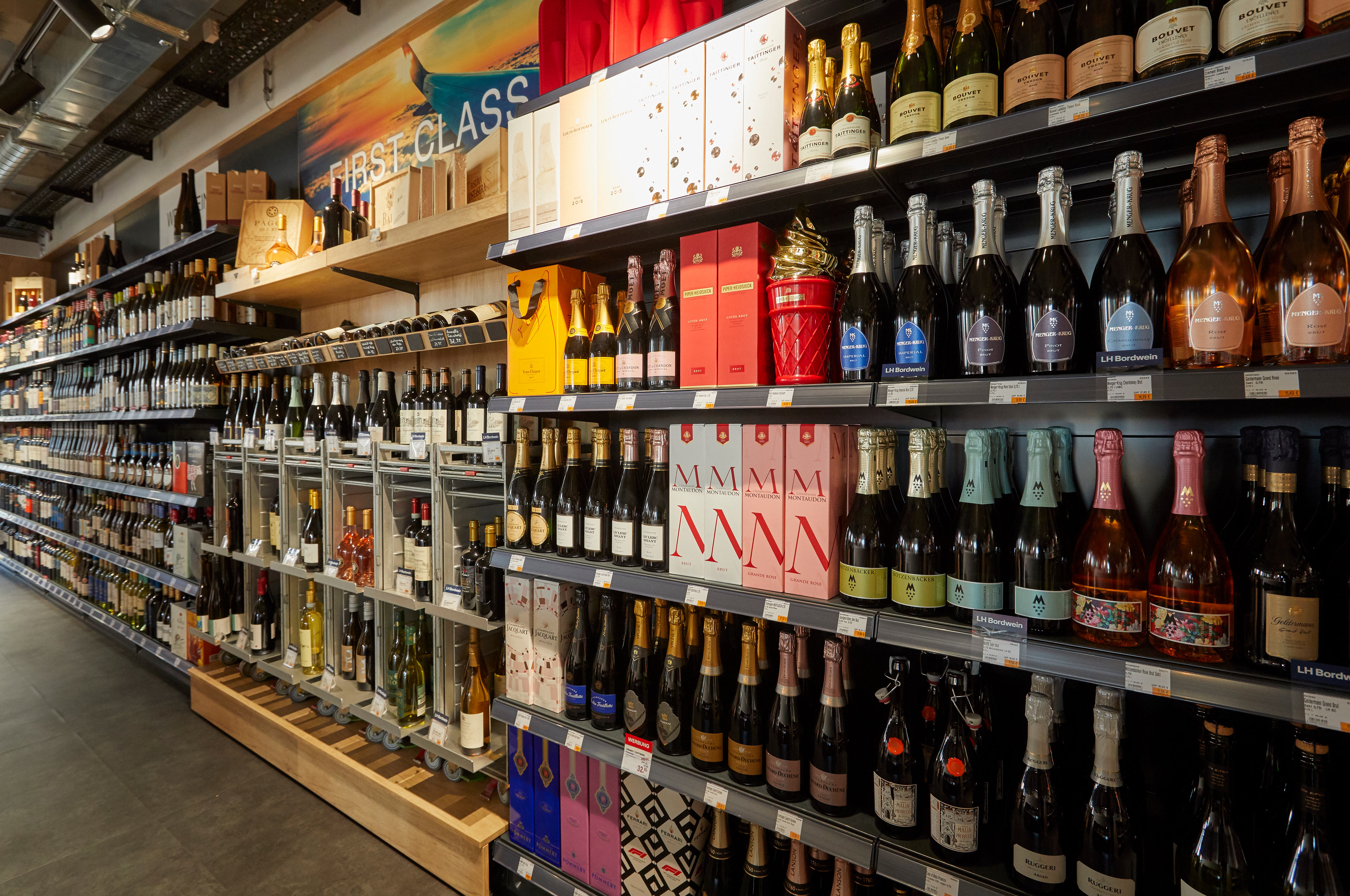Weinregal in einer Ringeltaube Filiale